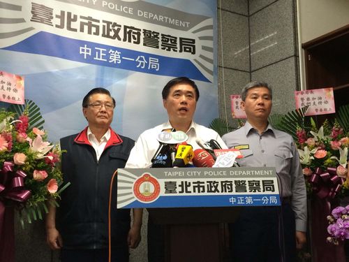 Taipei Mayor Hau Lung-bin (center) and Zhongzheng First Police Precinct chief Fang Yang-ning (right).
