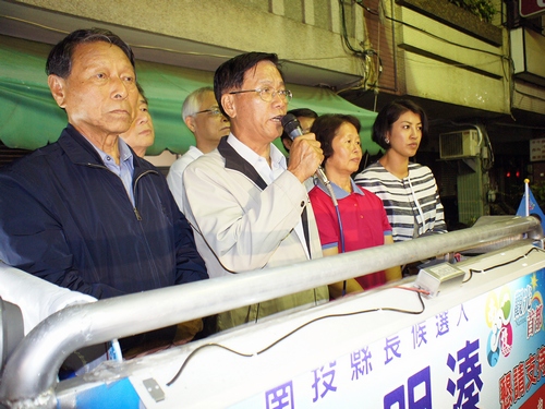 Lin Ming-chen (second left)