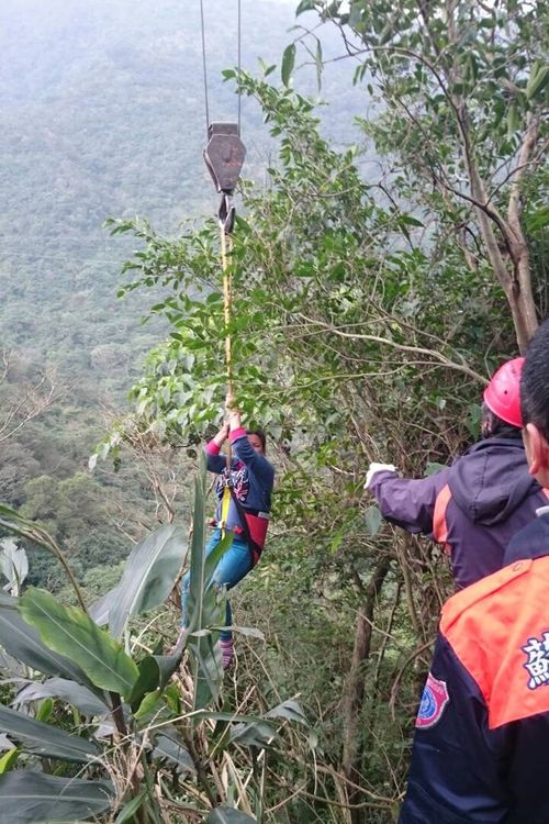 Couple survives 90-meter fall into valley - Focus Taiwan
