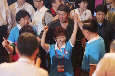 Hung Hsiu-chu (center) at the Kuomintang