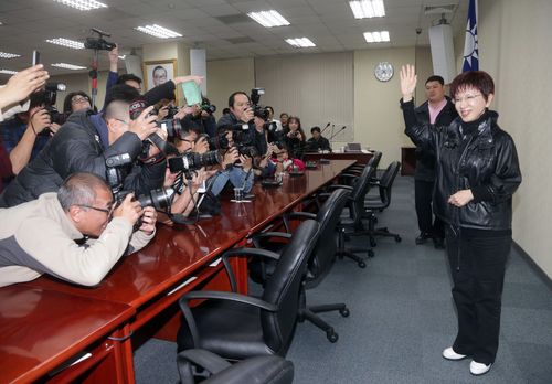 Hung Hsiu-chu (right)
