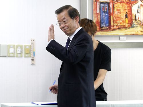 Frank Hsieh (front) attends a DPP meeting Wednesday.