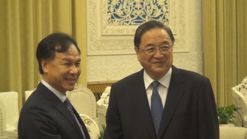 Lienchiang County Magistrate Liu (left) shakes hands with China