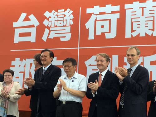 Taipei Mayor Ko Wen-je (3rd R)
