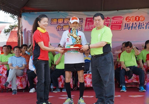 Kuo Ting-hu (C) gets a trophy from Douglas Hsu (R).
Photo courtesy of Hsinchu County government.