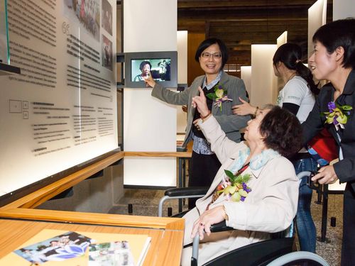 A former Taiwanese comfort woman tours the museum that opens Saturday. (Photo courtesy of Taipei Women