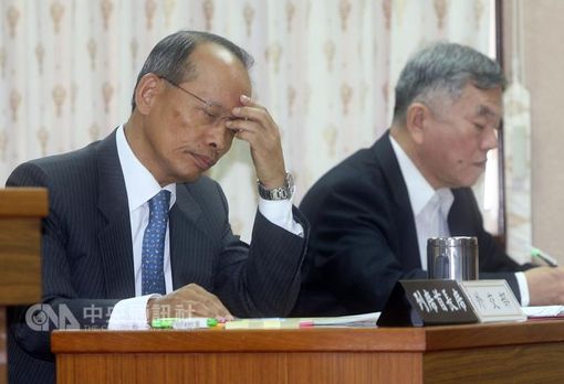 Javier Ching-shan Hou (侯清山, left)