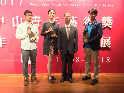 Lin Kuo-chang (林國章, second right), director-general of National Dr. Sun Yat-sen Memorial Hall with the winners of the Chungshan Youth Award on Sunday