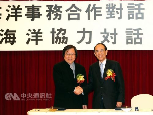 Chiou I-jen (邱義仁, left) and Mitsuo Ohashi (大橋光夫)