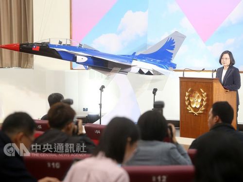 President Tsai Ing-wen (蔡英文, back right)
