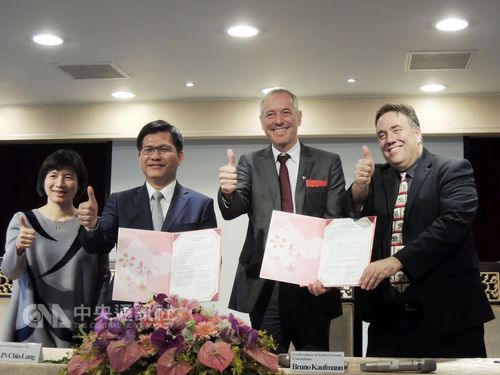 Taichung Mayor Lin Chia-lung (林佳龍, second left), Bruno Kaufmann (second right) and Joe Mathews (right)