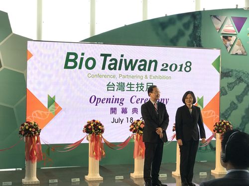 President Tsai Ing-wen (蔡英文, right)
