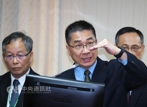 Interior Minister Hsu Kuo-yung (徐國勇, center)