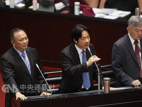 Lai-Ching-te (賴清德, center)