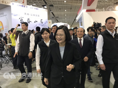 President Tsai Ing-wen (蔡英文, front center)