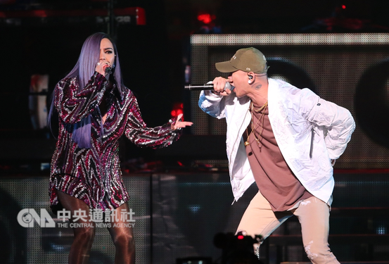 Taiwan pop diva A-mei (張惠妹, left) / CNA file photo