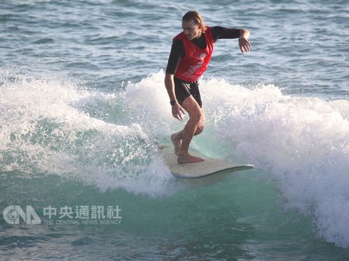 South African surfer Steven Sawyer / Photo courtesy of Sky Chang Photography