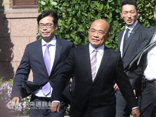 Premier Su Tseng-chang (蘇貞昌, middle) and Vice Premier Chen Chi-mai (陳其邁, left)