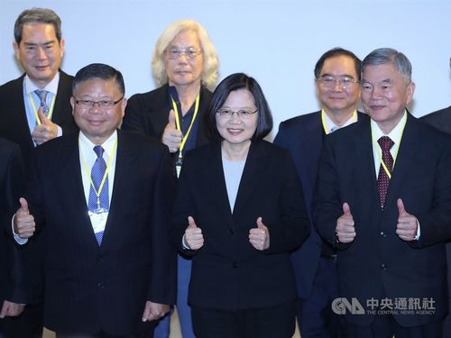 President Tsai Ing-wen (蔡英文, front, center)