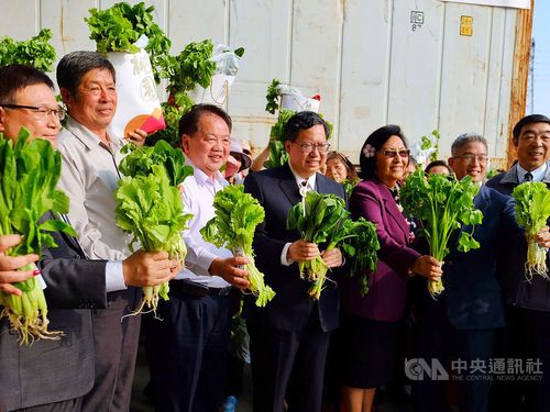 Lin Hsueh-ming (林學銘, left), Li Chuan-tien (李傳添, second left), Taoyuan Mayor Cheng Wen-tsan (鄭文燦, center) and Marshall Islands