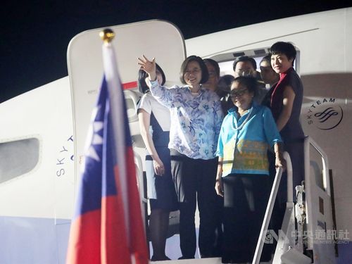 Taiwan President Tsai Ing-wen (蔡英文, front, left)