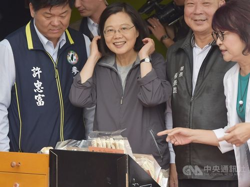 President Tsai Ing-wen (蔡英文, center)