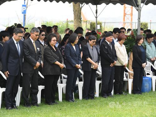 President Tsai Ing-wen (蔡英文, fourth left) attended an event to mark the 30th anniversary of the death of Cheng Nan-jung (鄭南榕).
Photo by Wang Fei-hua / CNA