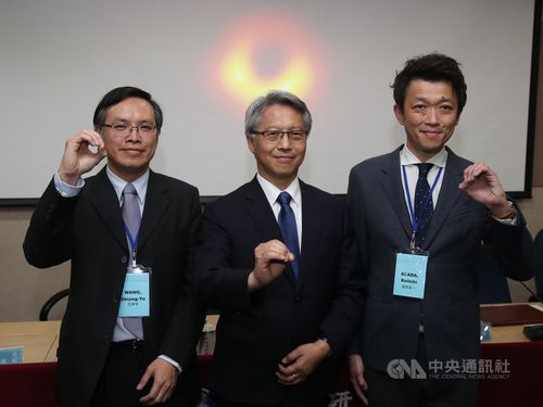 Academia Sinica President James C. Liao (廖俊智, center)