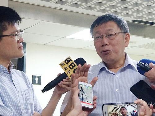 Taipei Mayor Ko Wen-je (柯文哲, right)