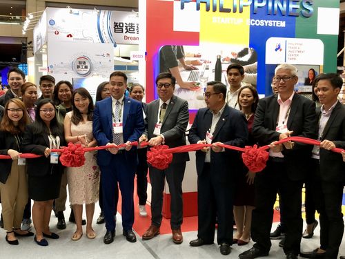 Angelito T. Banayo (front, fourth right), MECO chairman and resident representative; and Michael Ignacio (front, fourth left), director for commercial affairs at MECO