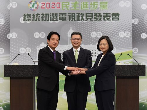 President Tsai Ing-wen (right) and former Premier Lai Ching-te participate in the presidential primary debate.