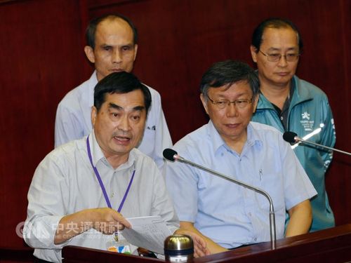 Taipei Deputy Mayor Teng Chia-chi (鄧家基, front left)