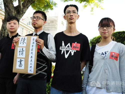 Yeung Ke-cheong (second left)
