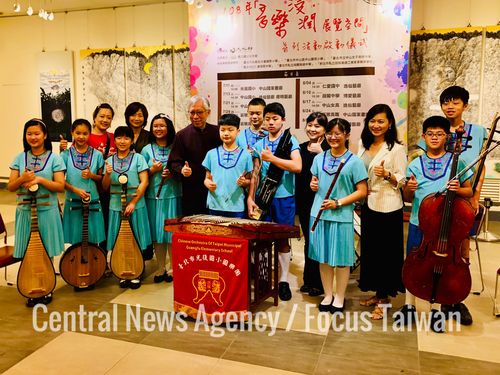 National Dr. Sun Yat-sen Memorial Hall Director-General Liang Yung-fei (梁永斐, seventh left) with students from the Chinese Orchestra of Taipei Municipal Guangfu Elementary School