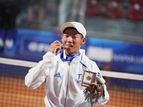 Young Taiwanese tennis player Tseng Chun-hsin / photo from facebook.com/CTUSFSSU