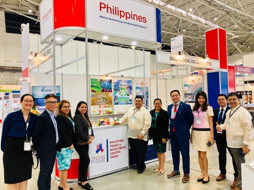 Michael Alfred V. Ignacio (fourth right), Evangeline V. Orejola (fifth right), Sonny Bob P. Cardinal (sixth right) and Reynaldo P. Bautista Jr. (second right)