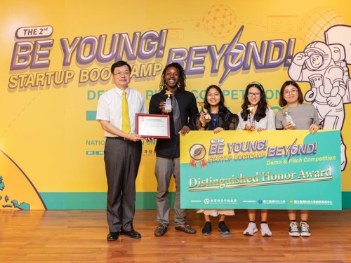 NTUST President Liao Ching-jong (廖慶榮, left), Miles Iton (second left), Deborah Argayosa (center), Nguyen Khanh Vy (second right), and Jasmine Liao (right) / Photo courtesy of The 2nd Be Young! Beyond! Startup Bootcamp