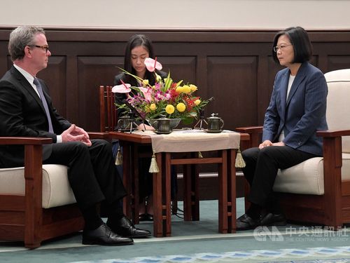 President Tsai Ing-wen (蔡英文, right) and former Australian Defense Minister Christopher Pyne.