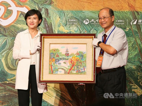 Culture Minister Cheng Li-chiun (鄭麗君, left) and Charles Hsu (許照信)