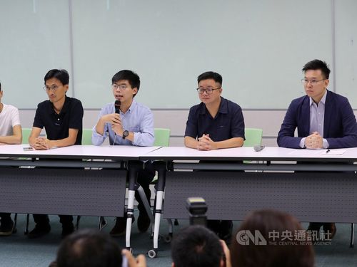 Joshua Wong (center)