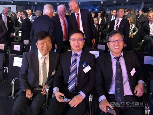 TAITRA Chairman James Huang (center)