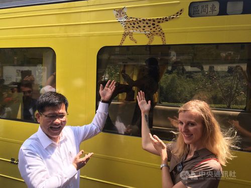 Minister of Transportation and Communications Lin Chia-lung (left) and Russian illustrator Katya Molodtsova