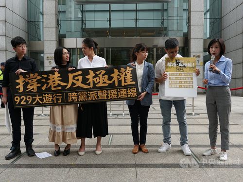 Left to right: Miao Po-ya, Huang Yu-fen, Lin Liang-chun, Lin Ying-meng, Chiu Wei-chieh and Chen Yu-fan