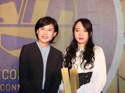 Culture Minister Cheng Li-chiun (鄭麗君, left) and Taiwanese comic artist Monday Recover (星期一回收日) / Photo courtesy of the Ministry of Culture