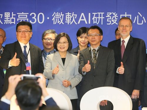 President Tsai Ing-wen (蔡英文/front row, second left)