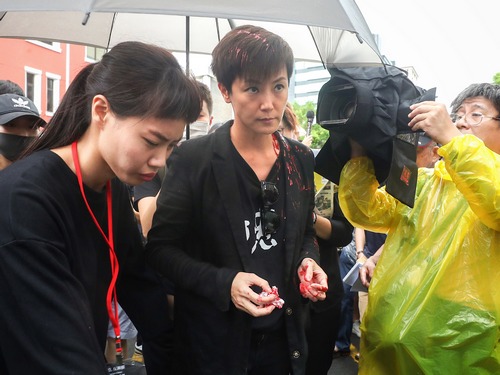 Hong Kong singer- activist Denise Ho (何韻詩, center)
