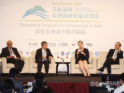 Sandra Oudkirk (second right)