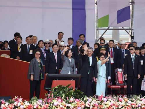 President Tsai Ing-wen (蔡英文, front row, second left)