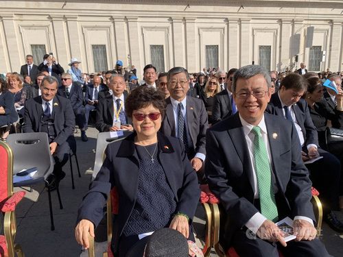 Taiwan’s Vice President Chen Chien-jen (front right) on Sunday attended the canonization of late British Cardinal John Henry Newman and four others in Vatican City.