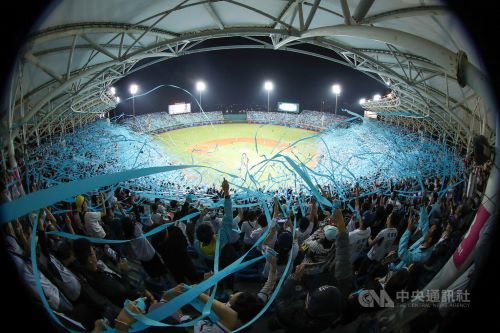Baseball fans bid farewell Saturday to the Lamigo Monkeys at the team